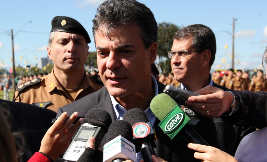 Segurança do Oeste e Sudoeste recebe o reforço de 531 policiais e bombeiros O governador Beto Richa recebeu nesta quinta-feira (29), em Cascavel, os novos 531 soldados e bombeiros militares que reforçarão o policiamento nos 94 municípios das regiões Oeste e Sudoeste, pertencentes ao 5º Comando Regional da Polícia Militar (CRPM). Cascavel, 29/05/2014.Foto: Daniel Meneghetti/PMPR