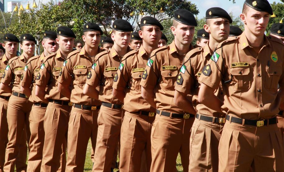 Segurança do Oeste e Sudoeste recebe o reforço de 531 policiais e bombeiros O governador Beto Richa recebeu nesta quinta-feira (29), em Cascavel, os novos 531 soldados e bombeiros militares que reforçarão o policiamento nos 94 municípios das regiões Oeste e Sudoeste, pertencentes ao 5º Comando Regional da Polícia Militar (CRPM). Cascavel, 29/05/2014.Foto: Daniel Meneghetti/PMPR
