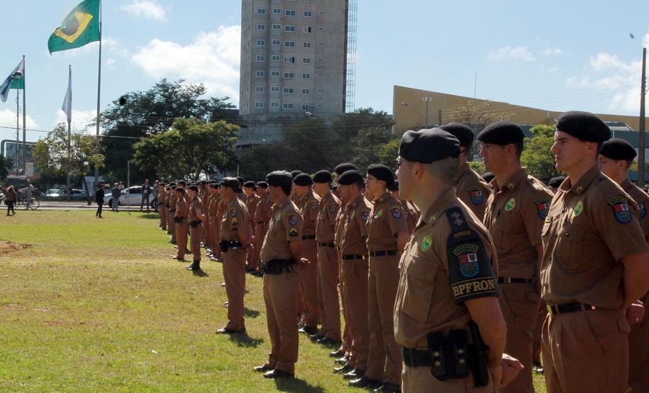 Segurança do Oeste e Sudoeste recebe o reforço de 531 policiais e bombeiros O governador Beto Richa recebeu nesta quinta-feira (29), em Cascavel, os novos 531 soldados e bombeiros militares que reforçarão o policiamento nos 94 municípios das regiões Oeste e Sudoeste, pertencentes ao 5º Comando Regional da Polícia Militar (CRPM). Cascavel, 29/05/2014.Foto: Daniel Meneghetti/PMPR
