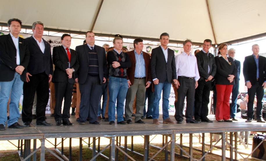 Segurança do Oeste e Sudoeste recebe o reforço de 531 policiais e bombeiros O governador Beto Richa recebeu nesta quinta-feira (29), em Cascavel, os novos 531 soldados e bombeiros militares que reforçarão o policiamento nos 94 municípios das regiões Oeste e Sudoeste, pertencentes ao 5º Comando Regional da Polícia Militar (CRPM). Cascavel, 29/05/2014.Foto: Daniel Meneghetti/PMPR