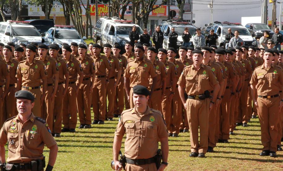 Segurança do Oeste e Sudoeste recebe o reforço de 531 policiais e bombeiros O governador Beto Richa recebeu nesta quinta-feira (29), em Cascavel, os novos 531 soldados e bombeiros militares que reforçarão o policiamento nos 94 municípios das regiões Oeste e Sudoeste, pertencentes ao 5º Comando Regional da Polícia Militar (CRPM). Cascavel, 29/05/2014.Foto: Daniel Meneghetti/PMPR