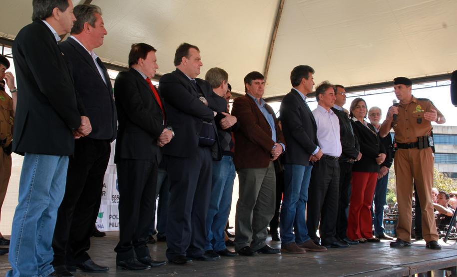 Segurança do Oeste e Sudoeste recebe o reforço de 531 policiais e bombeiros O governador Beto Richa recebeu nesta quinta-feira (29), em Cascavel, os novos 531 soldados e bombeiros militares que reforçarão o policiamento nos 94 municípios das regiões Oeste e Sudoeste, pertencentes ao 5º Comando Regional da Polícia Militar (CRPM). Cascavel, 29/05/2014.Foto: Daniel Meneghetti/PMPR