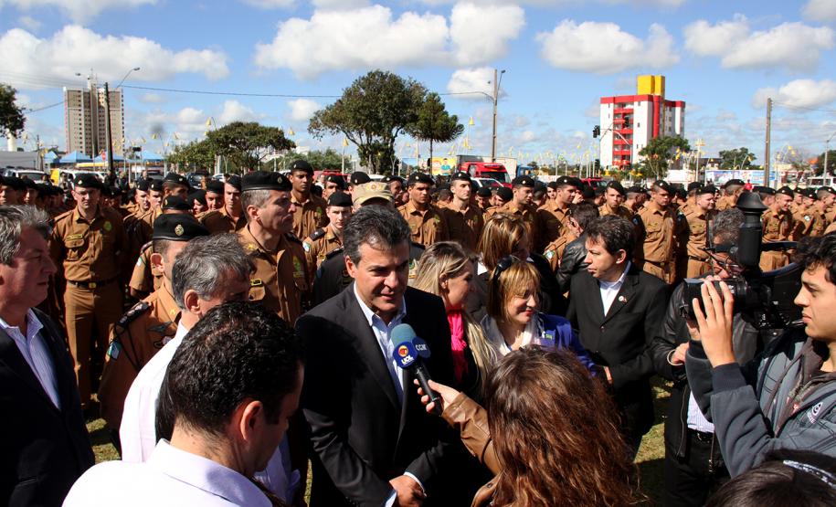 Segurança do Oeste e Sudoeste recebe o reforço de 531 policiais e bombeiros O governador Beto Richa recebeu nesta quinta-feira (29), em Cascavel, os novos 531 soldados e bombeiros militares que reforçarão o policiamento nos 94 municípios das regiões Oeste e Sudoeste, pertencentes ao 5º Comando Regional da Polícia Militar (CRPM). Cascavel, 29/05/2014.Foto: Daniel Meneghetti/PMPR