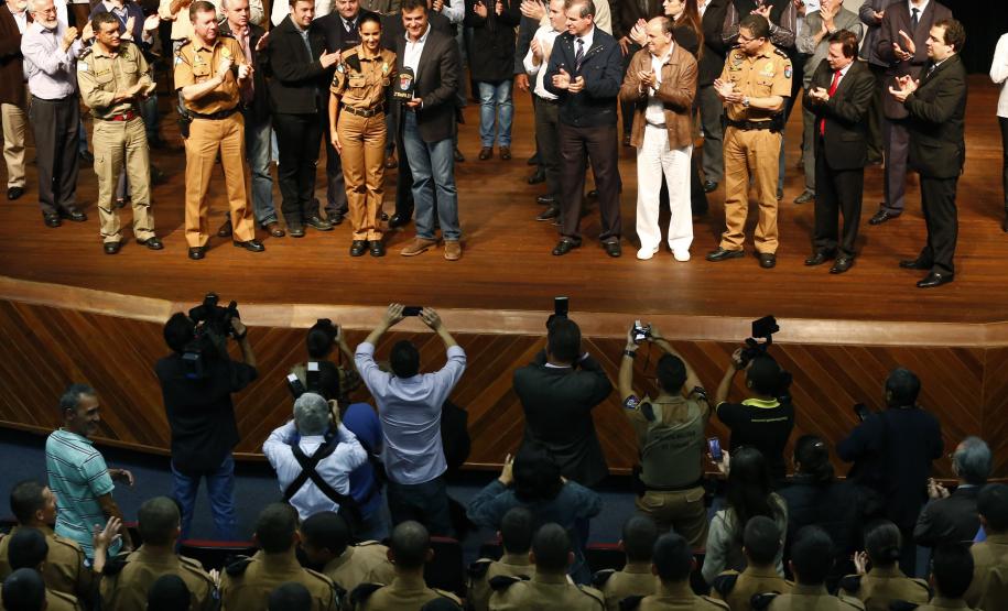 Governo combate a criminalidade com planejamento e investimentos O governador Beto Richa apresentou os novos policiais e bombeiros militares que atuarão em Maringá e região.Maringá, 29-05-14.Foto: Arnaldo Alves / ANPr.