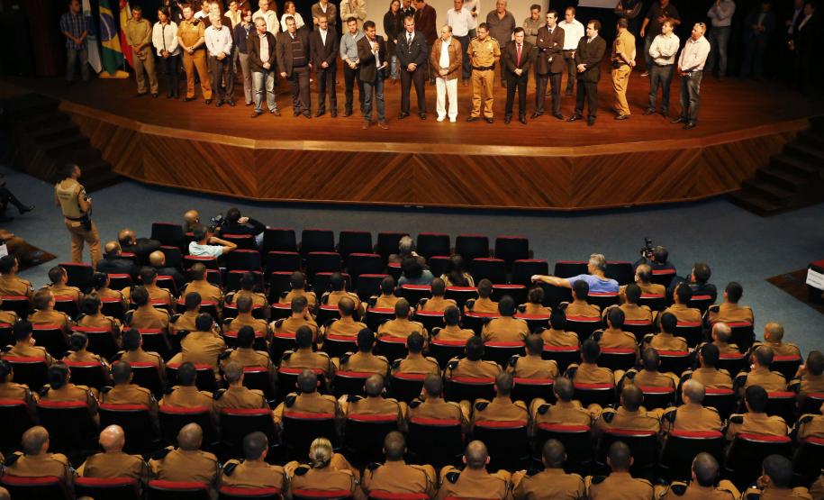 Governo combate a criminalidade com planejamento e investimentos O governador Beto Richa apresentou os novos policiais e bombeiros militares que atuarão em Maringá e região.Maringá, 29-05-14.Foto: Arnaldo Alves / ANPr.