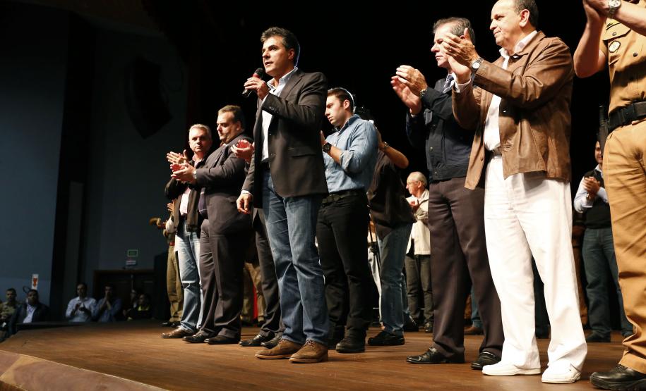 Governo combate a criminalidade com planejamento e investimentos O governador Beto Richa apresentou os novos policiais e bombeiros militares que atuarão em Maringá e região.Maringá, 29-05-14.Foto: Arnaldo Alves / ANPr.