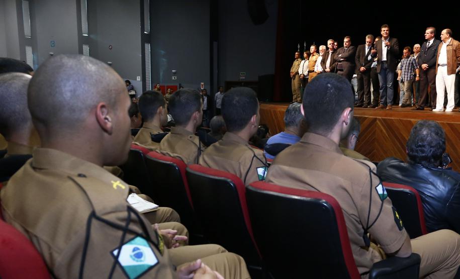 Governo combate a criminalidade com planejamento e investimentos O governador Beto Richa apresentou os novos policiais e bombeiros militares que atuarão em Maringá e região.Maringá, 29-05-14.Foto: Arnaldo Alves / ANPr.