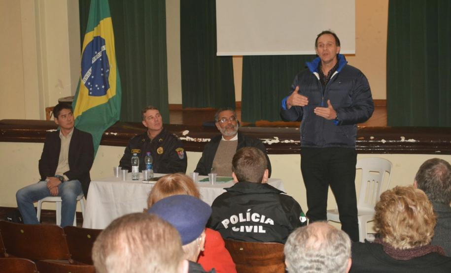 Secretário OSÍRIS explanando atuação da Defesa Civil, notadamente quanto ao atendimento havido nas recentes catástrofes de enchentes em Curitiba e no Paraná como um todo