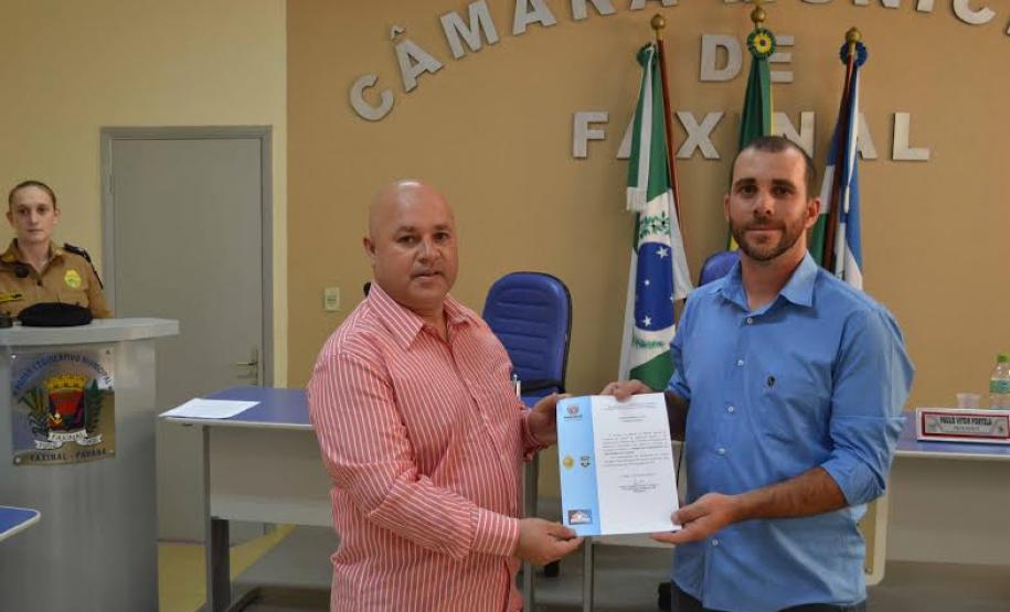 Posse da Diretoria do CONSEG Faxinal Representante da SESP, Rohanito Goes, entrega Carta Constitutiva para o Presidente eleito do CONSEG, Cláudio Aleixo.