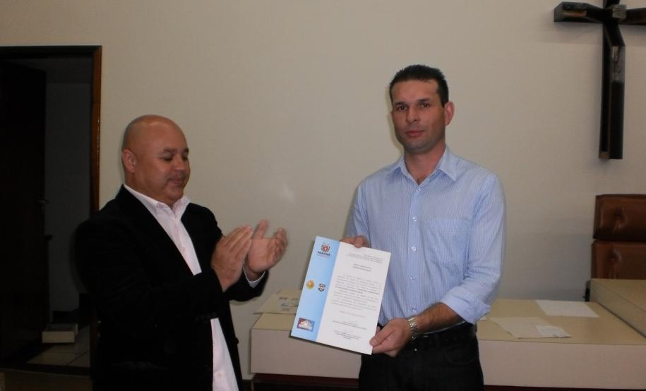 Presidente Neuri Prymel recebe Carta Constitutiva do representante da SESP, Rohanito Goes.