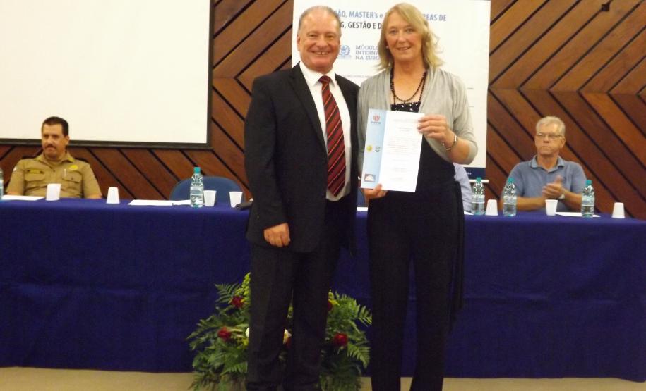 Coordenador Caio Rizzardi entrega Carta Constitutiva para presidente eleita, Paulina Hilebrant.