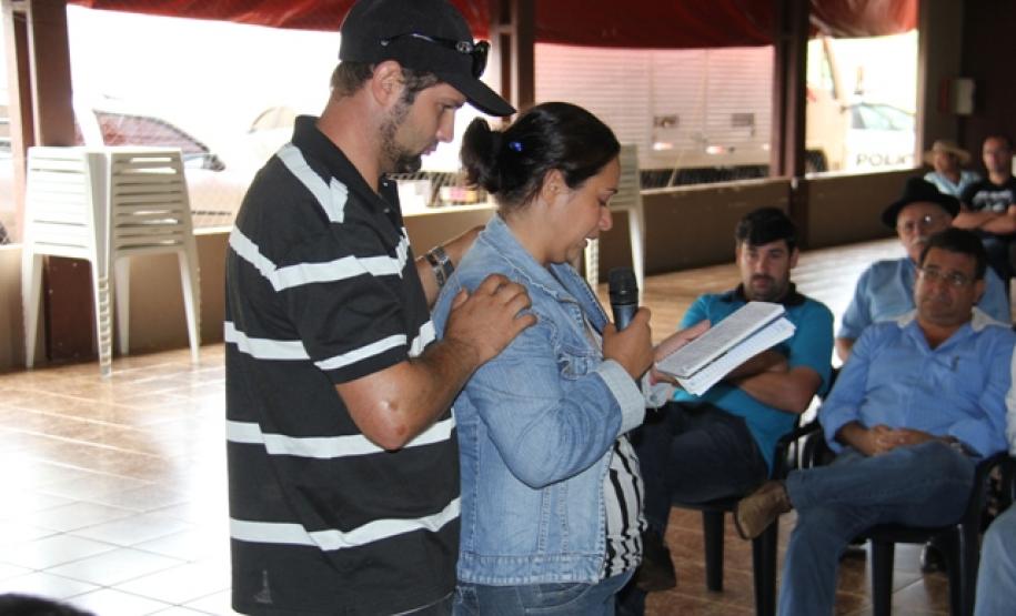 Mesa de debates em Rio Bonito do Iguaçu Homenagem lida pelos pais do jovem vitimado, Luiz Fernando.