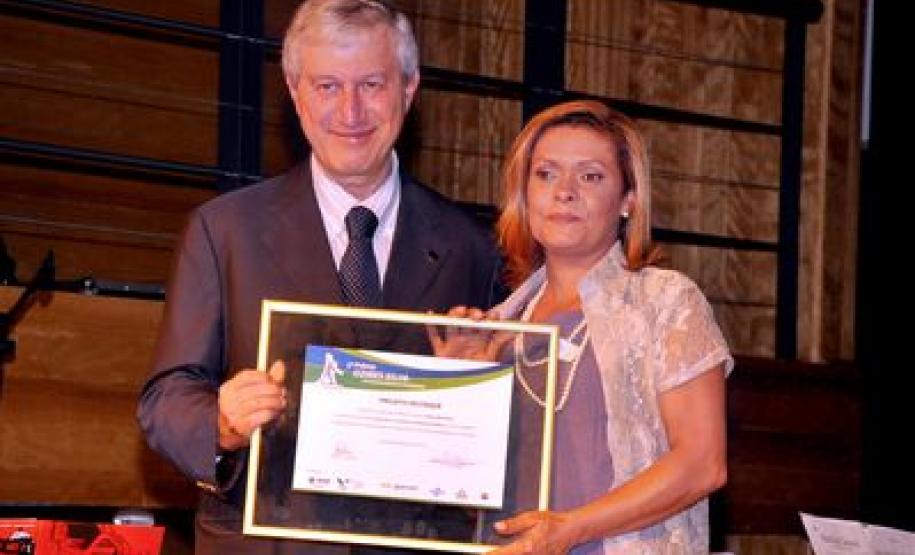 Prêmio recebido pelas mãos de Antonio de Araujo Freitas Junior - Membro da Câmara de Ensino Superior do CNE.