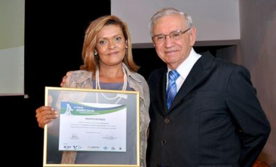 Foto de Aparecida Benito Pereira ao lado de Dr. Ozires Silva