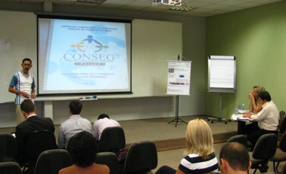 Foto da apresentação no Grupo de Trabalho pelo Coautor no projeto: Antonio César do Prado 
Ten. Cel. do Estado Maior do Corpo de Bombeiros do Paraná BM/8 - Assuntos Defesa Civil