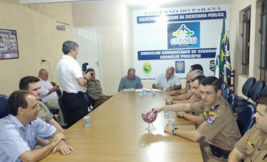 Mais três conselhos foram formalizados nessa semana Presidente Assad Amin, ao centro, assinando a posse na cerimônia de entrega da Carta Constitutiva em Cornélio Procópio