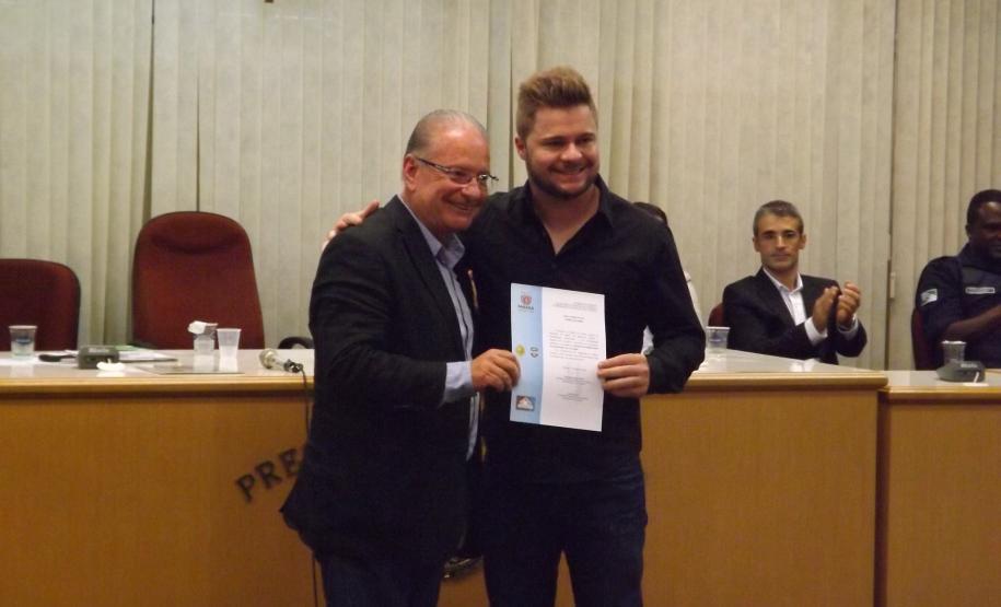 Posse da nova diretoria do Conselho de Segurança de Colombo Caio Rizzardi entrega a Carta Constitutiva para o presidente do CONSEG Evandro Lazarotto,