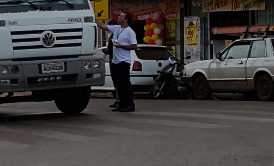 CONSEG de Faxinal realiza campanha educativa de trânsito Voluntário distribuindo folders para os motoristas