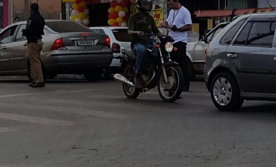 CONSEG de Faxinal realiza campanha educativa de trânsito Voluntário distribuindo folders para os motoristas