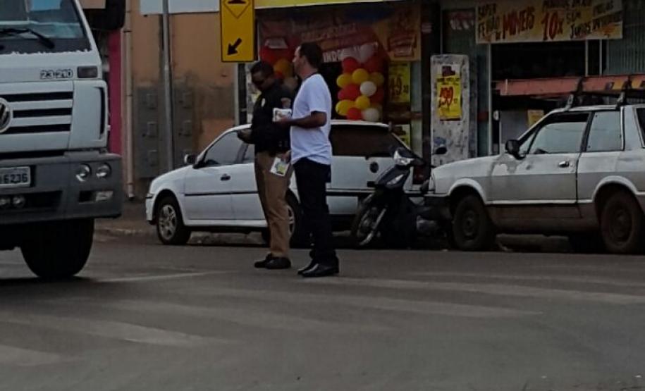 CONSEG de Faxinal realiza campanha educativa de trânsito Voluntário e policial militar distribuindo folders para os motoristas