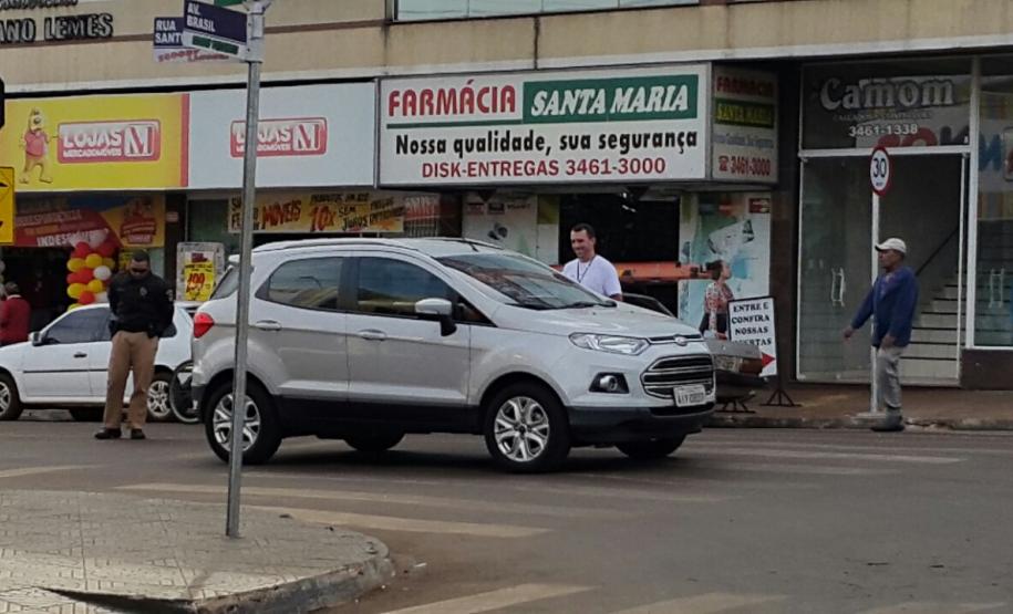CONSEG de Faxinal realiza campanha educativa de trânsito Voluntário distribuindo folders para os motoristas