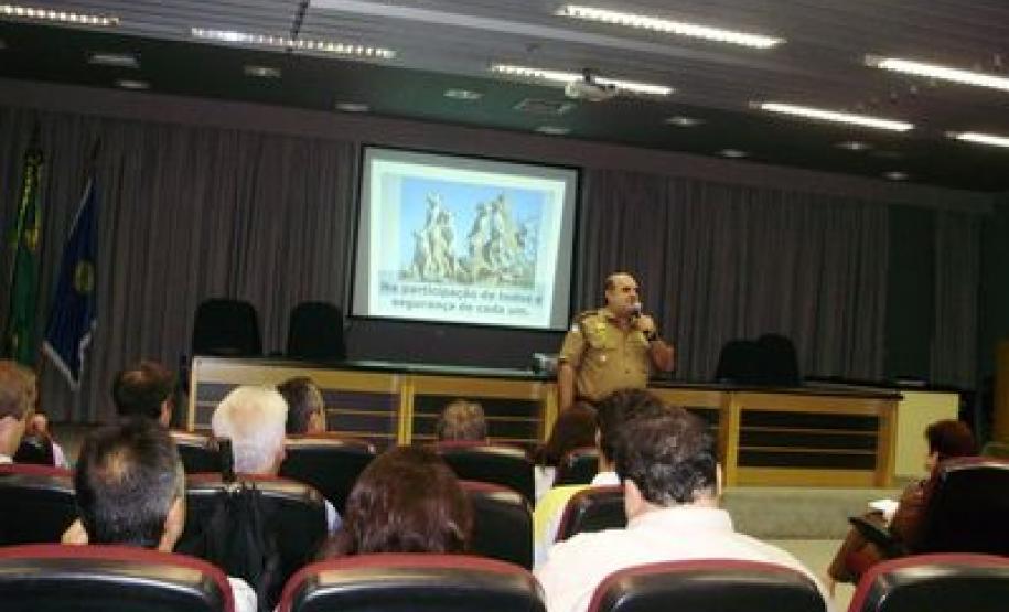 Coronel DABUL, comandante do policiamento da Capital, discorreu sobre o papel das novas diretorias da PM, as de Direitos Humanos e de Polícia Comunitária.
