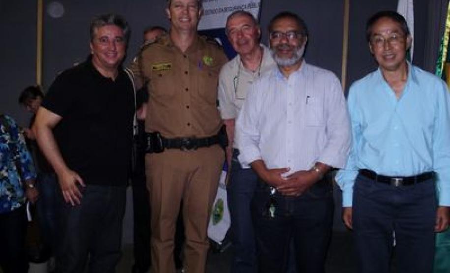 Diretoria do CONSEG Juvevê e Presidente do CONSEG Ahú, DIRCEU TADEU VAZ, ao final do encontro com o Comandante Geral da PM, Coronel ROBERSON BONDARUK.