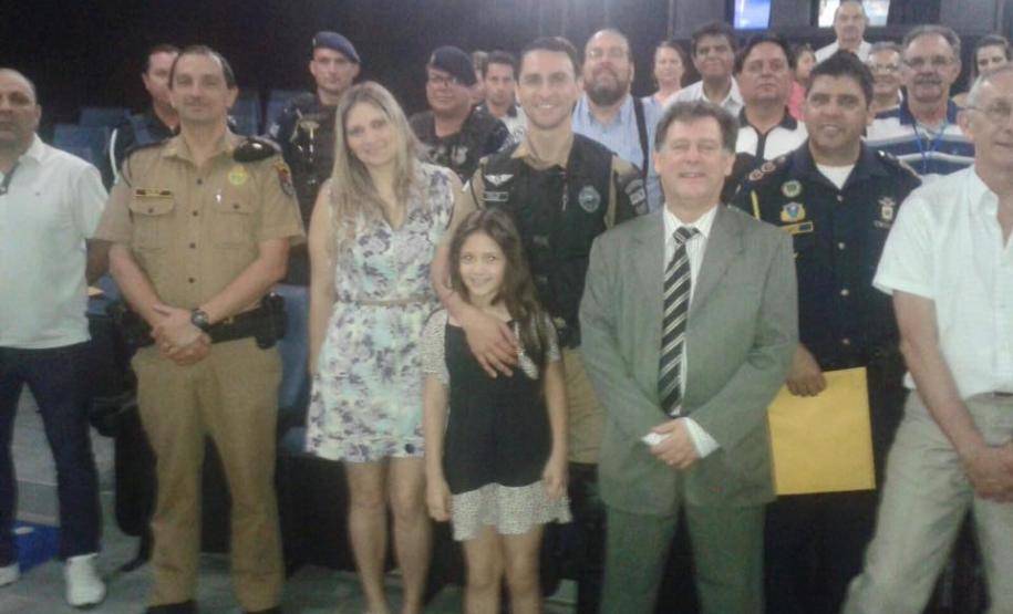 CONSEG Água Verde presta homenagem a policiais CONSEG Água Verde presta homenagem a policiais