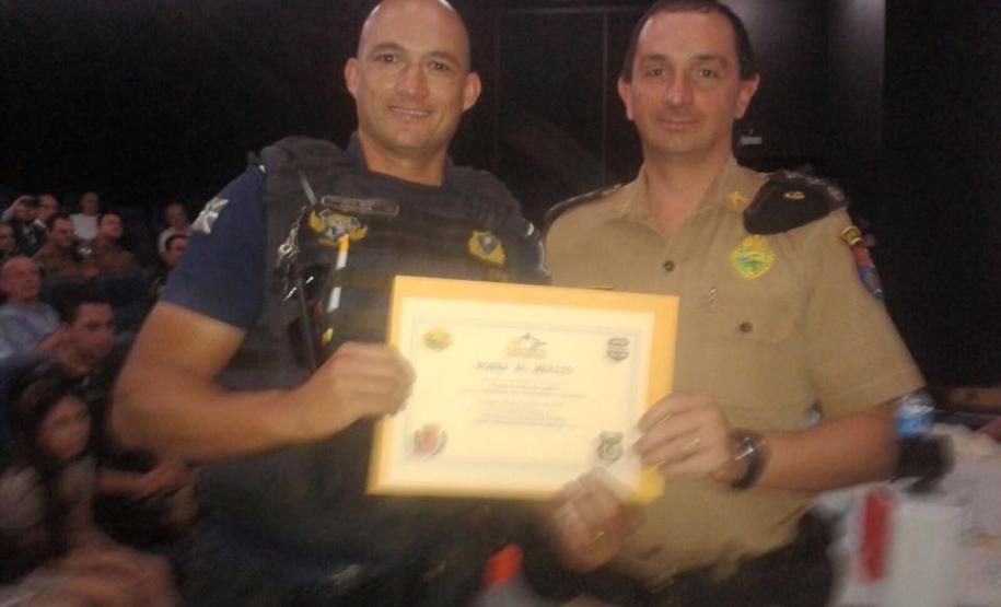 CONSEG Água Verde presta homenagem a policiais CONSEG Água Verde presta homenagem a policiais