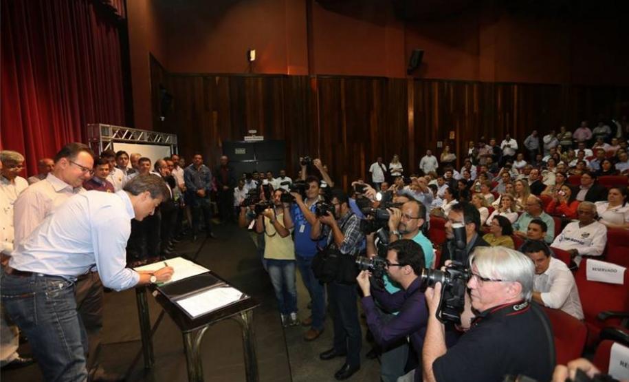 Governador Beto Richa entrega Carta Constitutiva ao CONSEG de Paranavaí