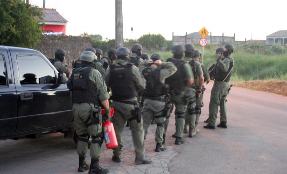Quatrocentos e cinqüenta homens das polícias Civil, Militar e da Guarda Municipal de Curitiba ocuparam nesta quinta-feira (1) parte do bairro Uberaba, dando início à implantação da primeira Unidade do Paraná Seguro (UPS) no Paraná.