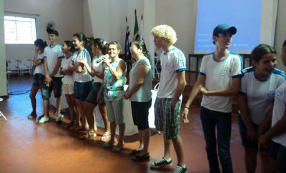 Coordenadora Estadual dos CONSEGs levou a proposta do CONSEG JOVEM para o Conselho Comunitário de Primeiro de Maio e para os alunos do Ensino Médio