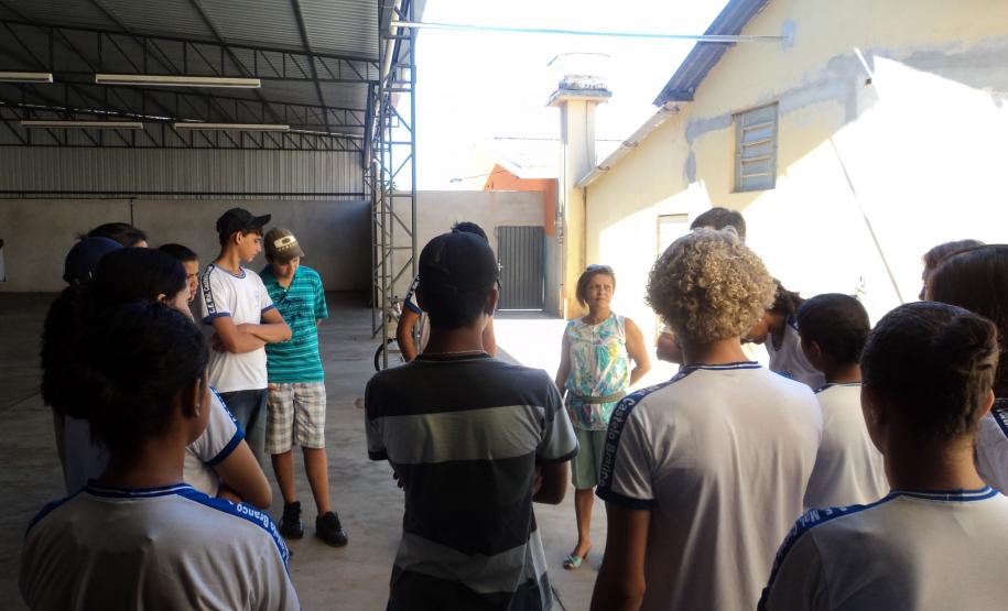 Coordenadora Estadual dos CONSEGs levou a proposta do CONSEG JOVEM para o Conselho Comunitário de Primeiro de Maio e para os alunos do Ensino Médio