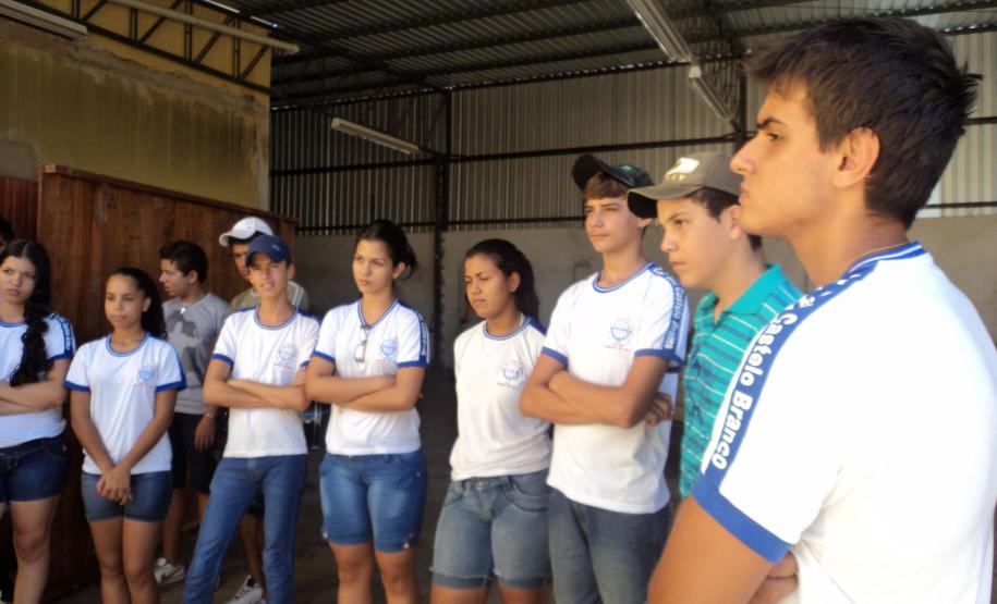 Coordenadora Estadual dos CONSEGs levou a proposta do CONSEG JOVEM para o Conselho Comunitário de Primeiro de Maio e para os alunos do Ensino Médio