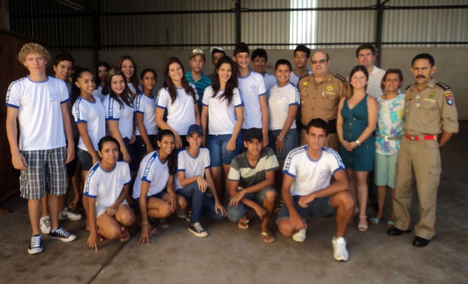 Coordenadora Estadual dos CONSEGs levou a proposta do CONSEG JOVEM para o Conselho Comunitário de Primeiro de Maio e para os alunos do Ensino Médio