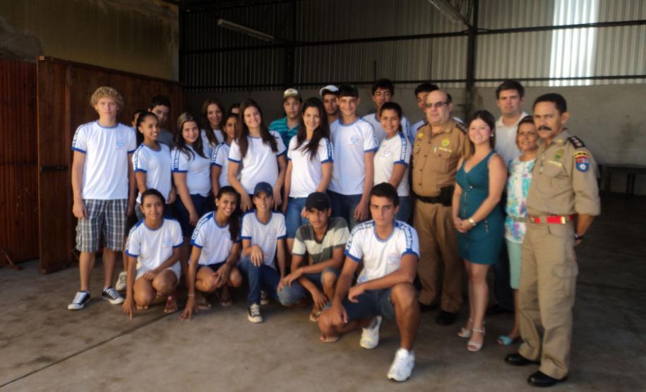 Coordenadora Estadual dos CONSEGs levou a proposta do CONSEG JOVEM para o Conselho Comunitário de Primeiro de Maio e para os alunos do Ensino Médio