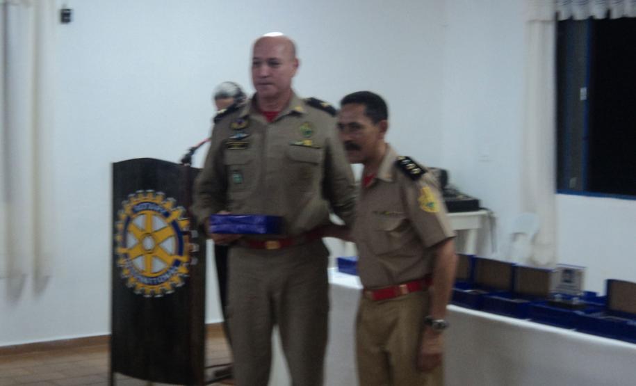 Coordenadora Estadual para Assuntos dos CONSEGs recebe homenagem do Conselho Comunitário de Segurança Primeiro de Maio, no término do evento realizado no município.