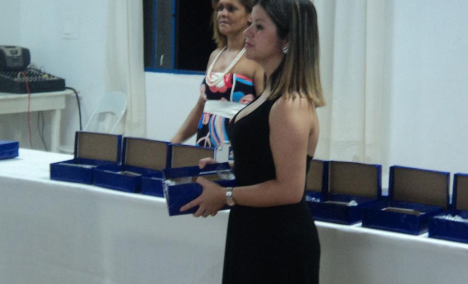 Coordenadora Estadual para Assuntos dos CONSEGs recebe homenagem do Conselho Comunitário de Segurança Primeiro de Maio, no término do evento realizado no município.