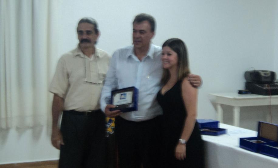 Coordenadora Estadual para Assuntos dos CONSEGs recebe homenagem do Conselho Comunitário de Segurança Primeiro de Maio, no término do evento realizado no município.