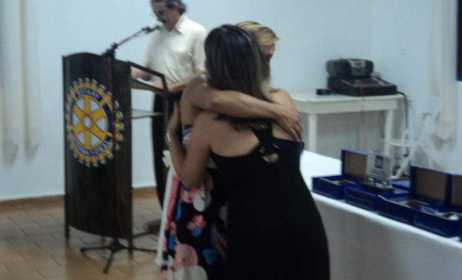 Coordenadora Estadual para Assuntos dos CONSEGs recebe homenagem do Conselho Comunitário de Segurança Primeiro de Maio, no término do evento realizado no município.