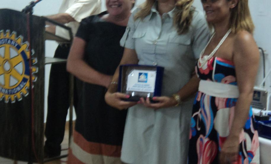 Coordenadora Estadual para Assuntos dos CONSEGs recebe homenagem do Conselho Comunitário de Segurança Primeiro de Maio, no término do evento realizado no município.