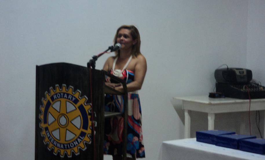 Coordenadora Estadual para Assuntos dos CONSEGs recebe homenagem do Conselho Comunitário de Segurança Primeiro de Maio, no término do evento realizado no município.