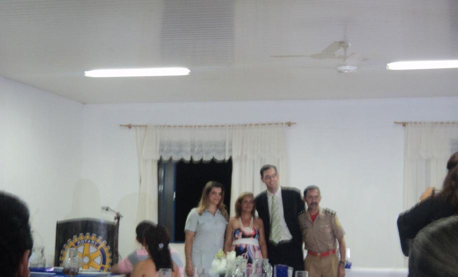 Coordenadora Estadual para Assuntos dos CONSEGs recebe homenagem do Conselho Comunitário de Segurança Primeiro de Maio, no término do evento realizado no município.
