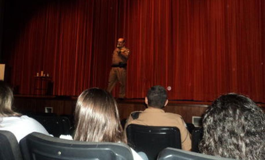 A Coordenação Estadual para assuntos dos CONSEGs e o Batalhão de Patrulha Escolar de Apucarana reuniram-se para um papo sobre drogas