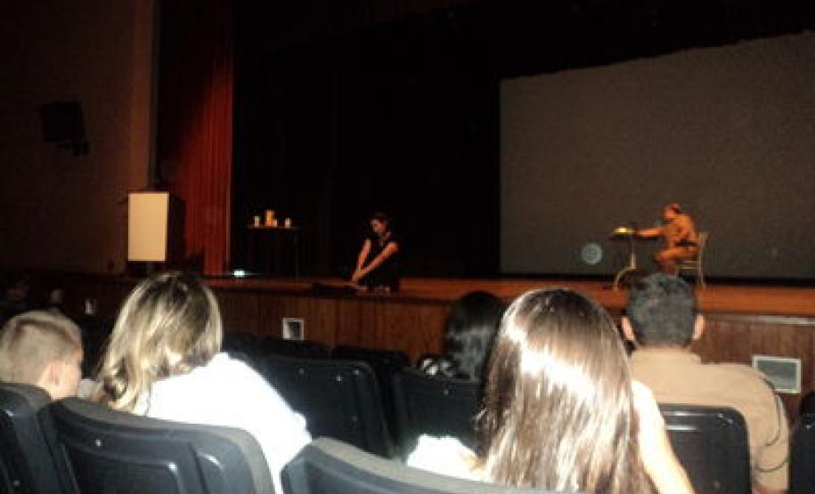 A Coordenação Estadual para assuntos dos CONSEGs e o Batalhão de Patrulha Escolar de Apucarana reuniram-se para um papo sobre drogas.