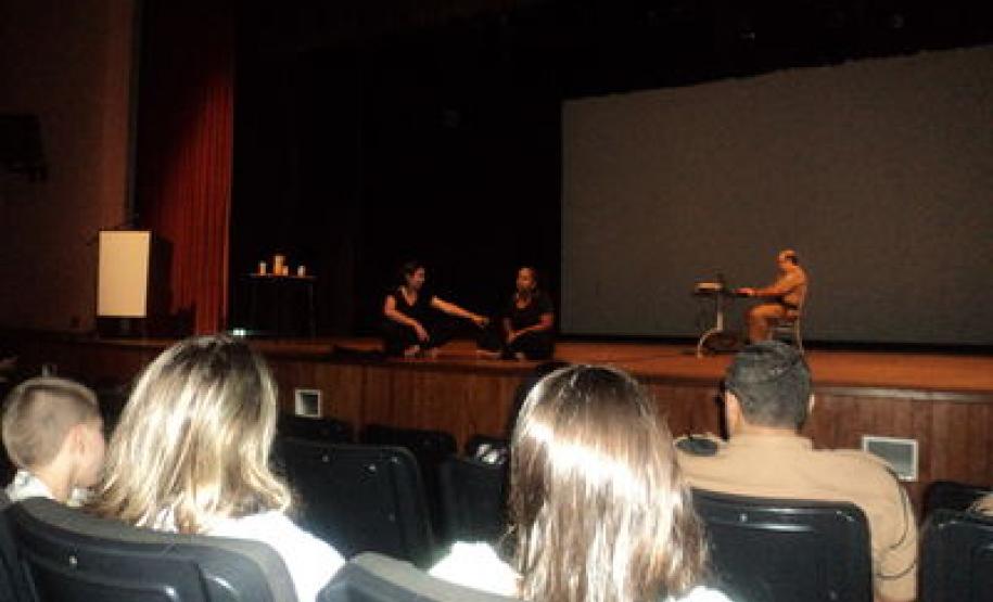 A Coordenação Estadual para assuntos dos CONSEGs e o Batalhão de Patrulha Escolar de Apucarana reuniram-se para um papo sobre drogas.