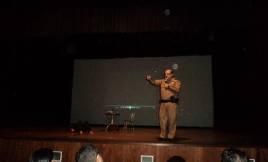A Coordenação Estadual para assuntos dos CONSEGs e o Batalhão de Patrulha Escolar de Apucarana reuniram-se para um papo sobre drogas.