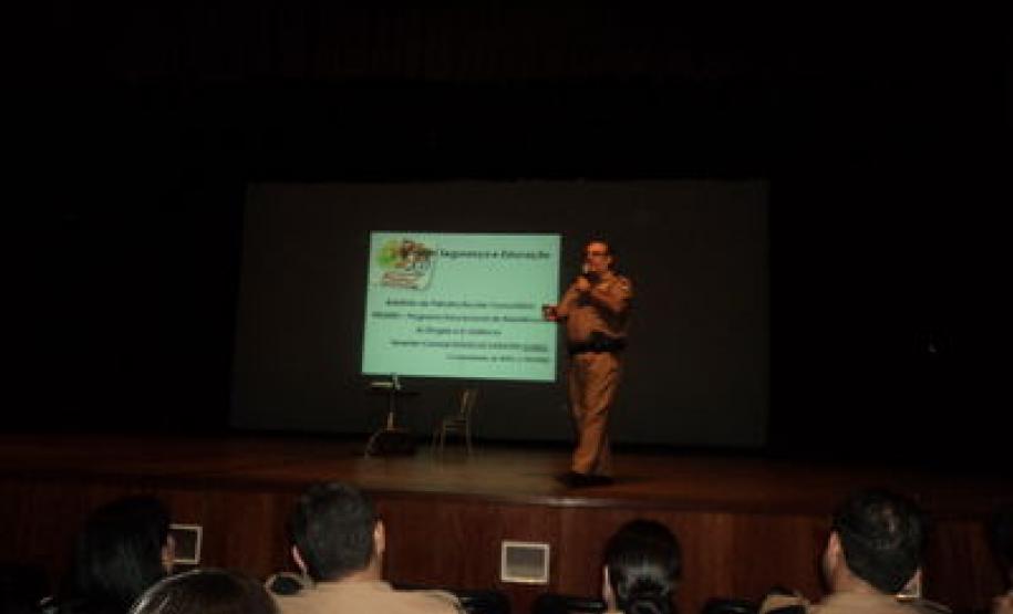 A Coordenação Estadual para assuntos dos CONSEGs e o Batalhão de Patrulha Escolar de Apucarana reuniram-se para um papo sobre drogas.