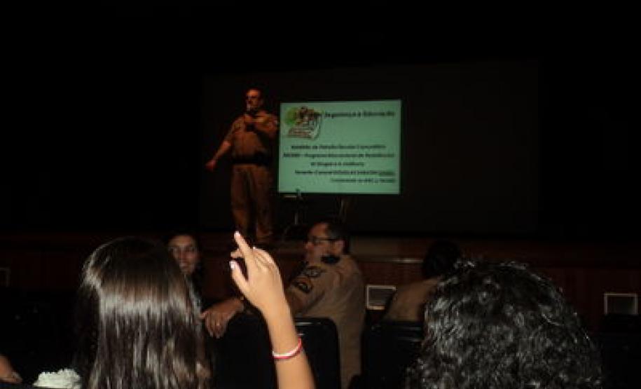 A Coordenação Estadual para assuntos dos CONSEGs e o Batalhão de Patrulha Escolar de Apucarana reuniram-se para um papo sobre drogas.