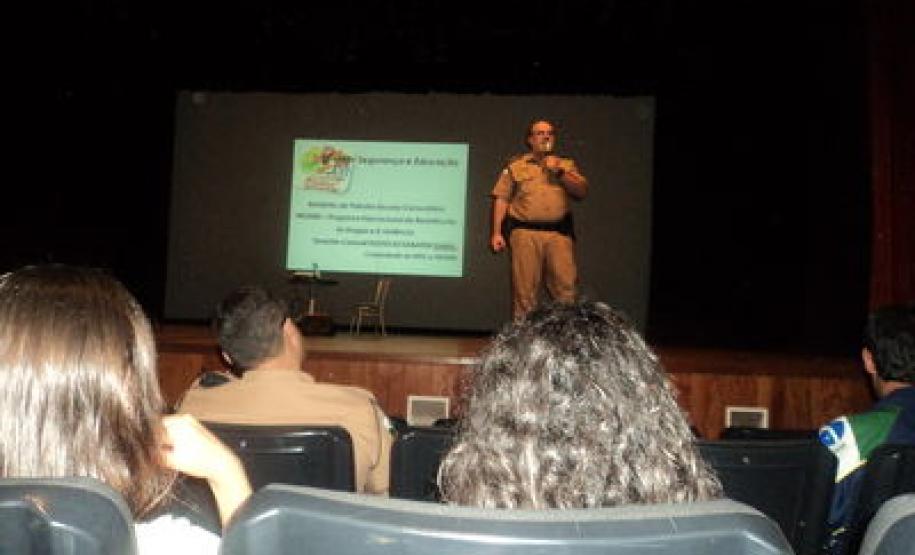 A Coordenação Estadual para assuntos dos CONSEGs e o Batalhão de Patrulha Escolar de Apucarana reuniram-se para um papo sobre drogas.